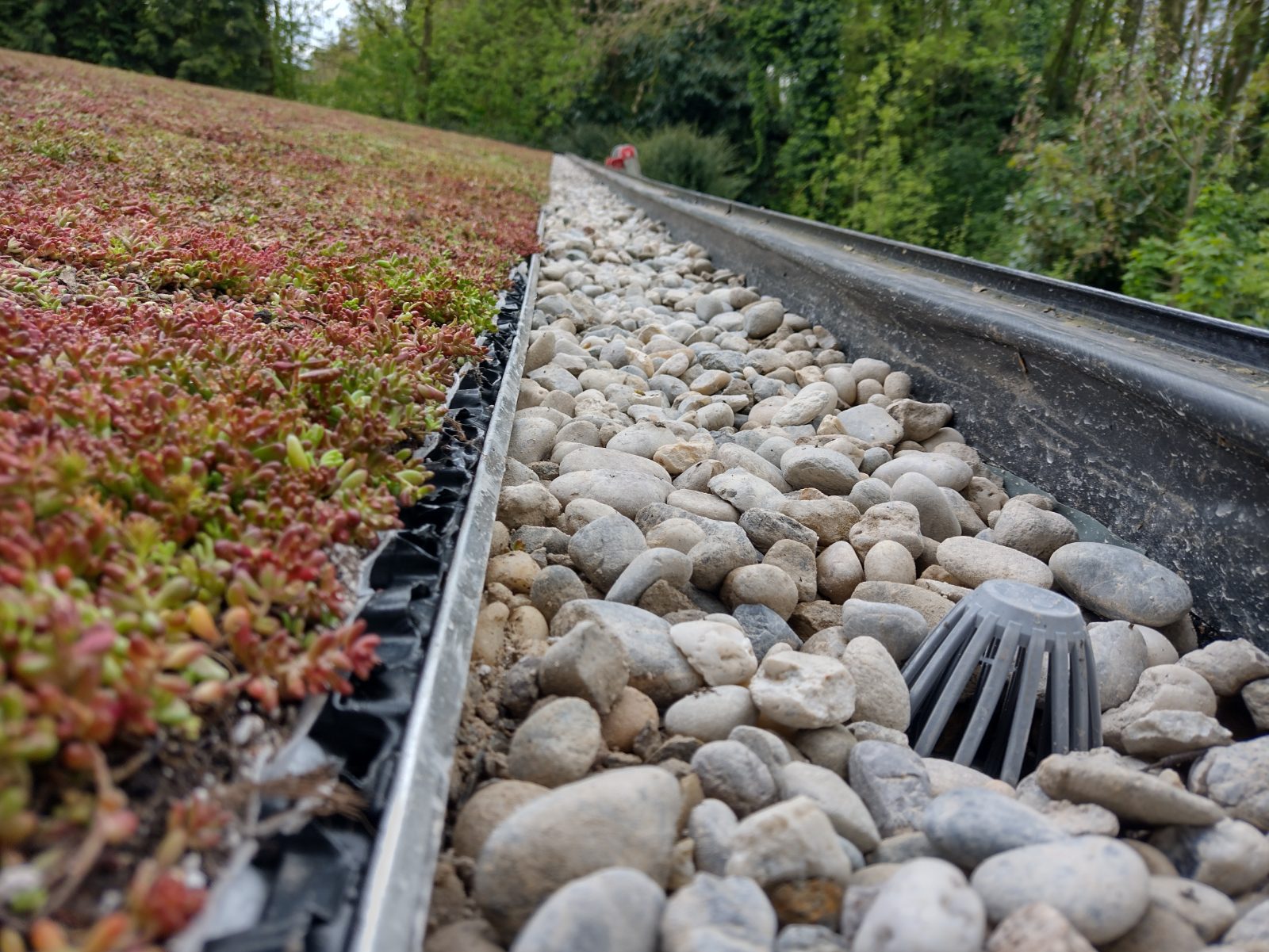Gravel edge with drain