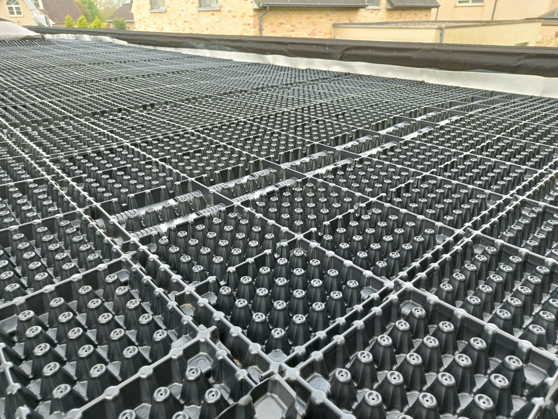 Drainageplaten met filtervlies langs de dakrand