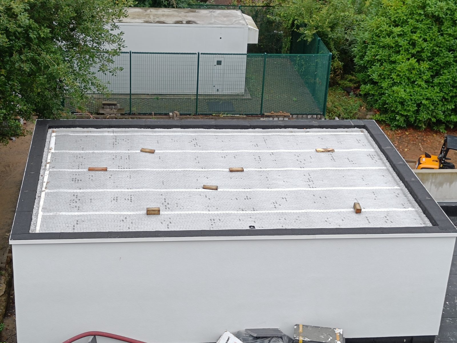 Protection fleece on a flat roof