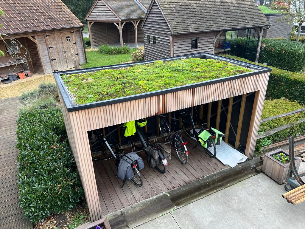Green roof system in layers